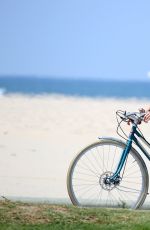 JENNIFER GARNER Bike Riding in Venice Beach 07/08/2016