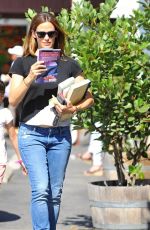 JENNIFER GARNER Leaves a Book Store in Brentwood 07/08/2016