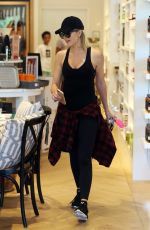 KHLOE KARDASHIAN Shopping at William and Sonoma in Calabasas 07/24/2016