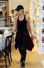 KHLOE KARDASHIAN Shopping at William and Sonoma in Calabasas 07/24/2016