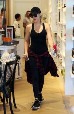 KHLOE KARDASHIAN Shopping at William and Sonoma in Calabasas 07/24/2016