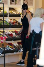 KHLOE KARDASHIAN Shopping at William and Sonoma in Calabasas 07/24/2016
