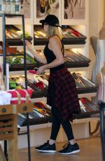 KHLOE KARDASHIAN Shopping at William and Sonoma in Calabasas 07/24/2016