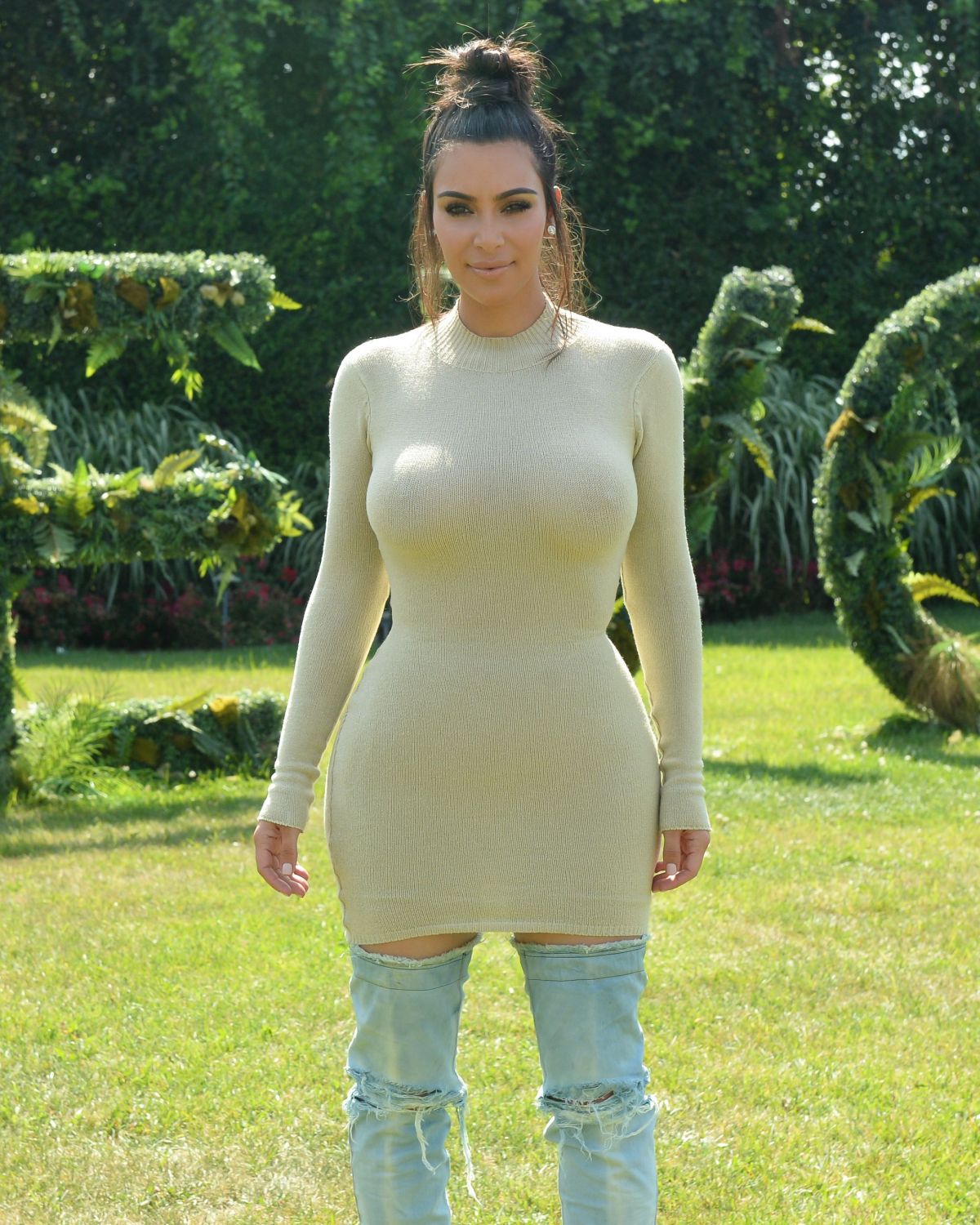 KIM KARDASHIAN at Revolve Clothing Hampton House Summer Party 07/16/2016 KIM KARDASHIAN at Revolve Clothing Hampton House Summer Party 07/16/2016