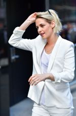 KRISTENNSTEWART onnthenSet of Good Morning America 07/11/2016