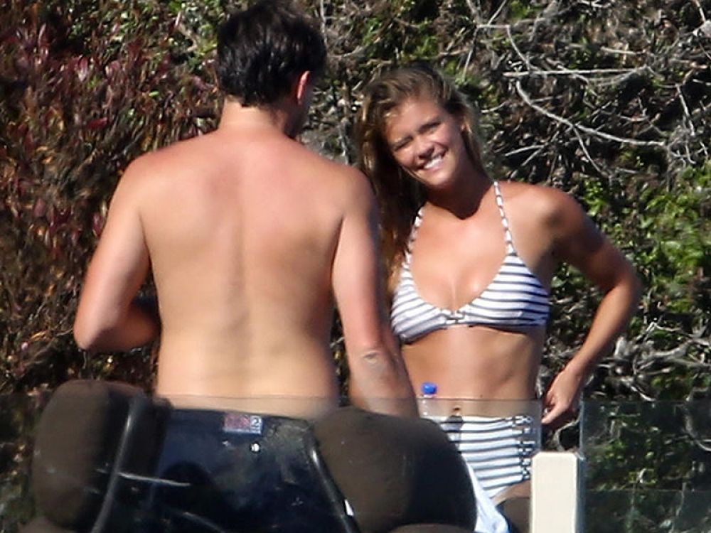 NINA AGDAL And Leonardo DiCaprio At A Beach In Malibu 07 17 2016 NINA AGDAL And Leonardo DiCaprio At A Beach In Malibu 07 17 2016