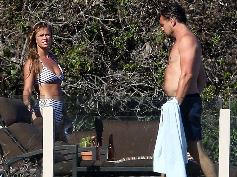 NINA AGDAL And Leonardo DiCaprio At A Beach In Malibu 07 17 2016 nina-agdal-and-leonardo-dicaprio-at-a-beach-in-malibu-07-17-2016