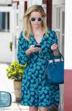 REESE WITHERSPOON at Brentwood Country Mart 07/29/2016