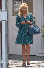 REESE WITHERSPOON at Brentwood Country Mart 07/29/2016