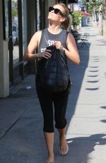 REESE WITHERSPOON Stops by Juice Crafters in Brentwood 07/10/2016