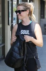 REESE WITHERSPOON Stops by Juice Crafters in Brentwood 07/10/2016