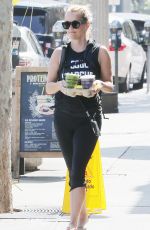 REESE WITHERSPOON Stops by Juice Crafters in Brentwood 07/10/2016