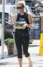 REESE WITHERSPOON Stops by Juice Crafters in Brentwood 07/10/2016