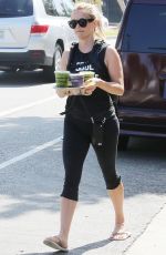 REESE WITHERSPOON Stops by Juice Crafters in Brentwood 07/10/2016