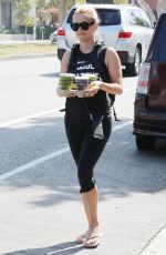 REESE WITHERSPOON Stops by Juice Crafters in Brentwood 07/10/2016