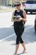 REESE WITHERSPOON Stops by Juice Crafters in Brentwood 07/10/2016