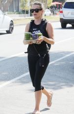 REESE WITHERSPOON Stops by Juice Crafters in Brentwood 07/10/2016