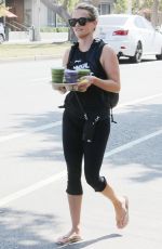 REESE WITHERSPOON Stops by Juice Crafters in Brentwood 07/10/2016
