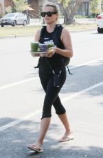 REESE WITHERSPOON Stops by Juice Crafters in Brentwood 07/10/2016