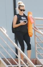 REESE WITHERSPOON Stops by Juice Crafters in Brentwood 07/10/2016