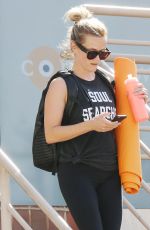 REESE WITHERSPOON Stops by Juice Crafters in Brentwood 07/10/2016