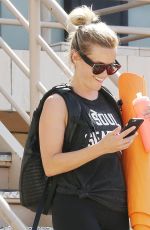 REESE WITHERSPOON Stops by Juice Crafters in Brentwood 07/10/2016