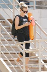 REESE WITHERSPOON Stops by Juice Crafters in Brentwood 07/10/2016