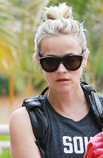 REESE WITHERSPOON Stops by Juice Crafters in Brentwood 07/10/2016