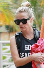 REESE WITHERSPOON Stops by Juice Crafters in Brentwood 07/10/2016