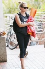 REESE WITHERSPOON Stops by Juice Crafters in Brentwood 07/10/2016