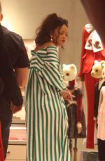 RIHANNA Shopping at Gucci