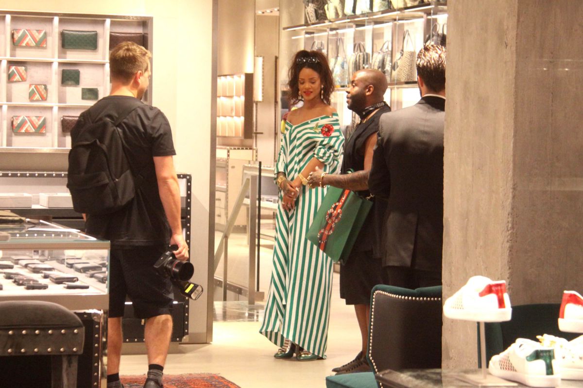 RIHANNA Shopping at Gucci’s in Milan 07/15/2016 – HawtCelebs