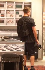 RIHANNA Shopping at Gucci