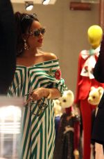 RIHANNA Shopping at Gucci