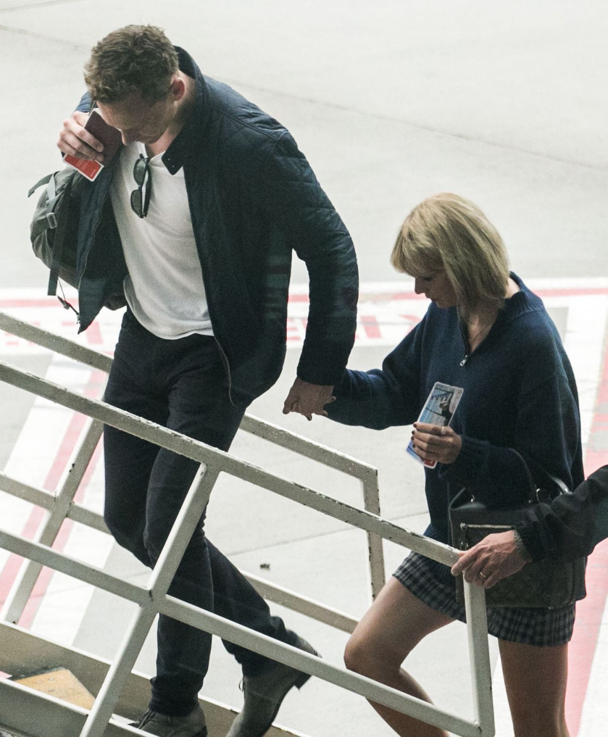 TAYLOR SWIFT and Tom Hiddleston at Sydney International Airport 07/08/2016 TAYLOR SWIFT and Tom Hiddleston at Sydney International Airport 07/08/2016