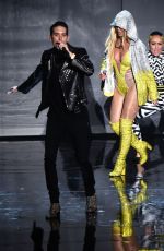 BRITNEY SPEARS Performs at 2016 MTV VMA in New York 08/28/2016
