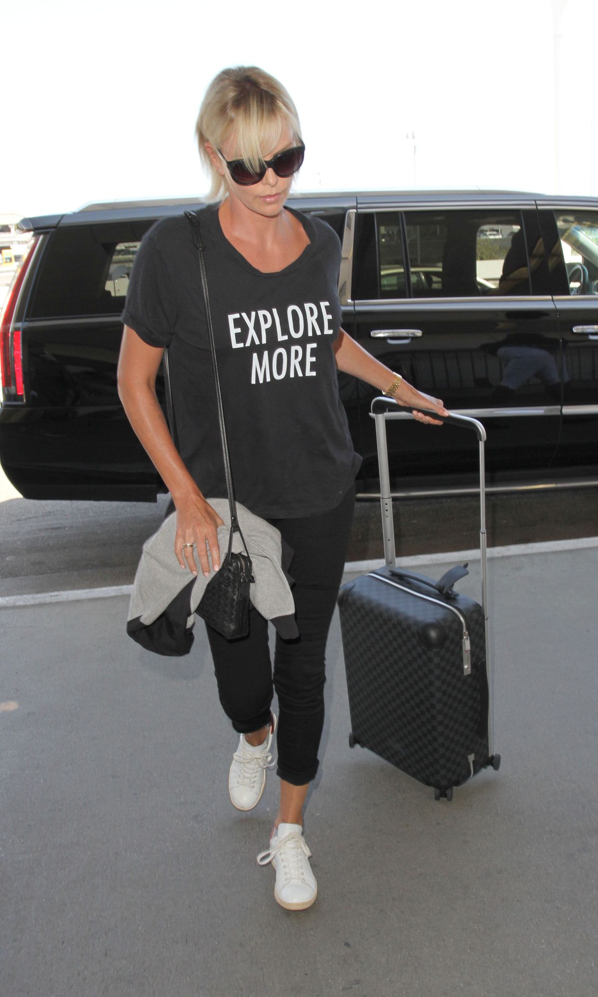 CHARLIZE THERON Arrives at LAX Airport in Los Angeles 08/12/2016 CHARLIZE THERON Arrives at LAX Airport in Los Angeles 08/12/2016