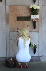 COURTNEY STODDEN Pays a Visit to Marilyn Monroe