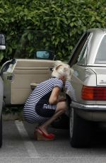 DEBBIE MCGEE Leaves a Veterinary Clinic in London 07/21/2016