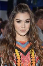 HAILEE STEINFELD at 2016 MTV Video Music Awards in New York 08/28/2016