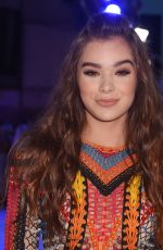 HAILEE STEINFELD at 2016 MTV Video Music Awards in New York 08/28/2016