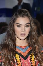 HAILEE STEINFELD at 2016 MTV Video Music Awards in New York 08/28/2016