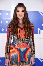HAILEE STEINFELD at 2016 MTV Video Music Awards in New York 08/28/2016
