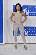 HALSEY at 2016 MTV Video Music Awards in New York 08/28/2016