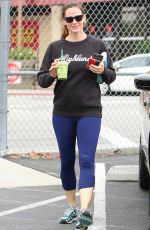 JENNIFER GARNER Grabs a Detox Smoothie after Workout in Brentwood 08/09/2016
