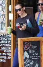 JENNIFER GARNER Grabs a Detox Smoothie after Workout in Brentwood 08/09/2016