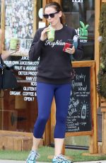 JENNIFER GARNER Grabs a Detox Smoothie after Workout in Brentwood 08/09/2016