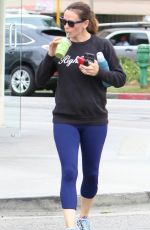 JENNIFER GARNER Grabs a Detox Smoothie after Workout in Brentwood 08/09/2016