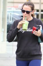 JENNIFER GARNER Grabs a Detox Smoothie after Workout in Brentwood 08/09/2016