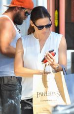 JENNIFER GARNER Out Shopping in Los Angeles 08/11/2016